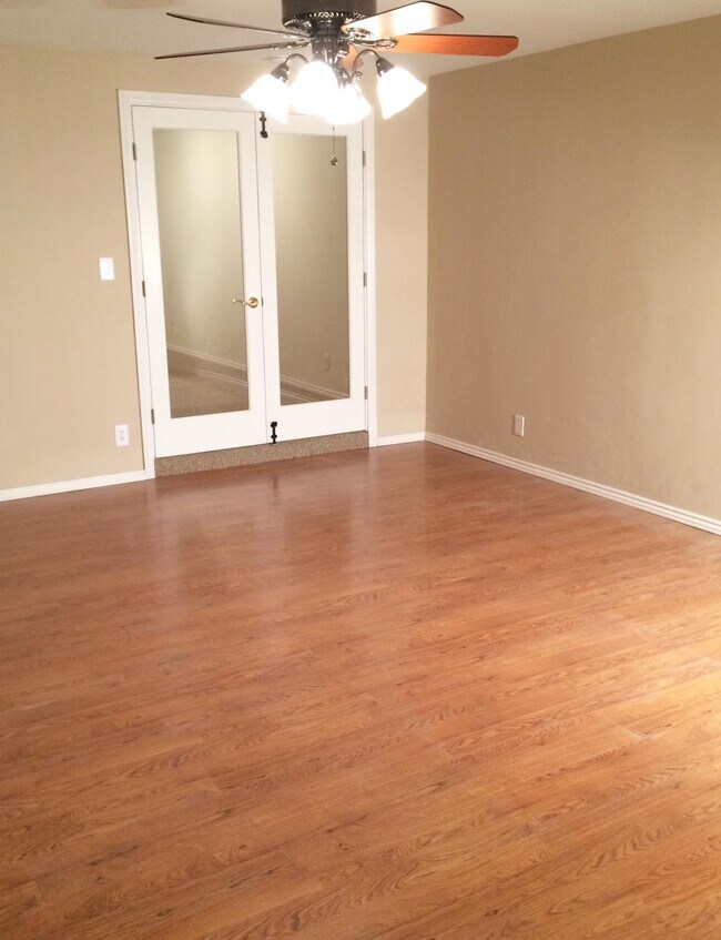 Building Photo - 1831 N Hollywood Way