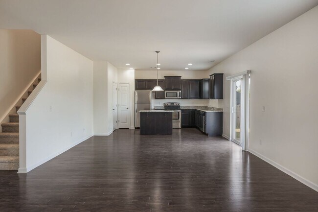 Building Photo - Beautiful 4bd 2.5ba home with Community Am...