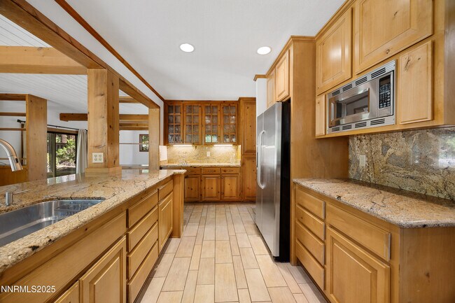Building Photo - 445 Country Club Dr