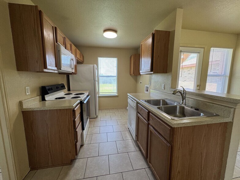 Building Photo - 5702 Greengate Dr