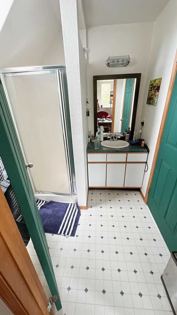 Building Photo - PRELEASE: 5 bdrm/2 bath in York neighborhood
