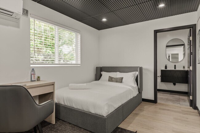 Building Photo - A 5 bedroom, 4 bathroom Fully Furnished Apartment at 1515 1/2 Selby Ave.