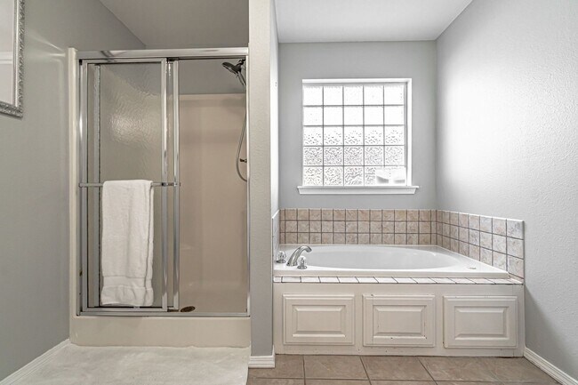 Building Photo - Beautiful Bentonville Home!