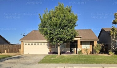 Building Photo - 4 bedroom/ 2 bathroom located in the South...