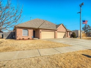 Building Photo - Spacious 3 Bed / 2 Bath Duplex for Rent in Yukon