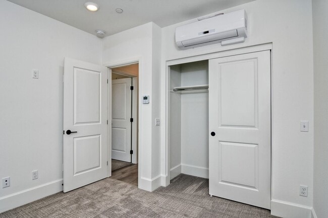 Building Photo - 3 Bedroom Townhome at Bayside Cove!