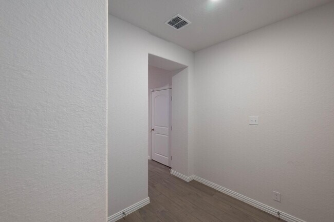 Building Photo - 2089 Egret Ave