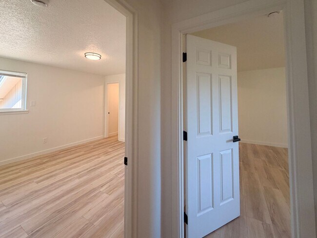 Building Photo - 4507-4517-4517 Boulder Dr SE