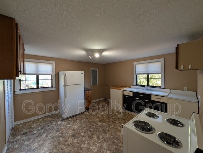 Building Photo - 3020 5th St