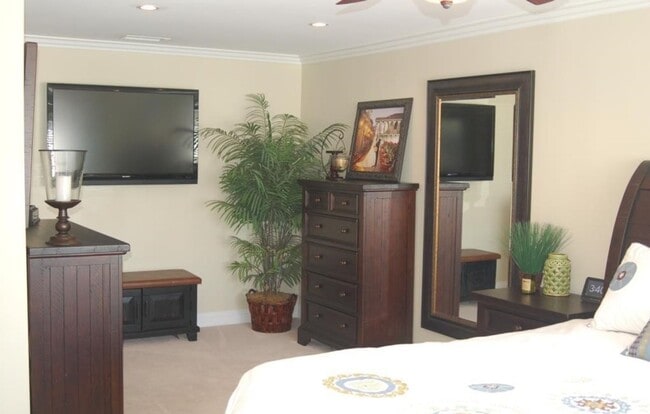 Building Photo - 1324 E Rose Ave