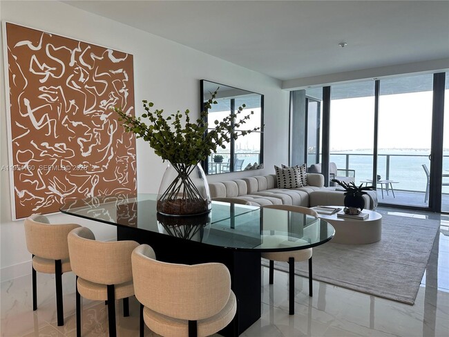 Building Photo - 700 NE 24th St