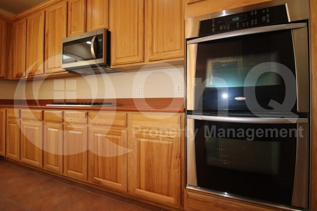 Building Photo - 779 W Calle La Bolita