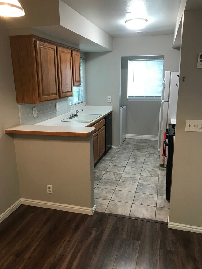 Building Photo - 650 S Main St