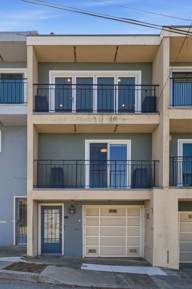 Building Photo - 32 Perego Terrace