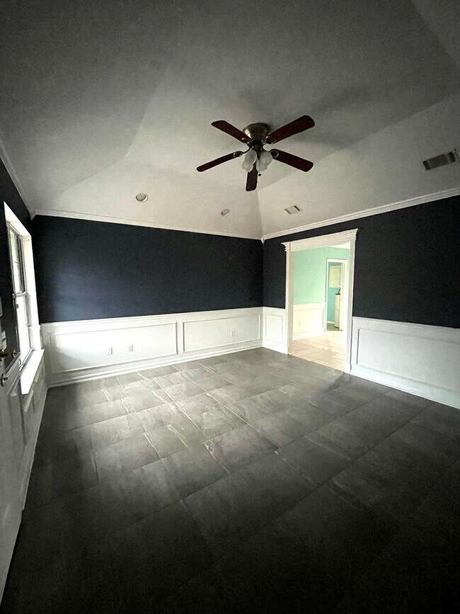 Building Photo - FALL MOVE-IN SPECIAL: 50% OFF 1st FULL MONTH'S RENT!**