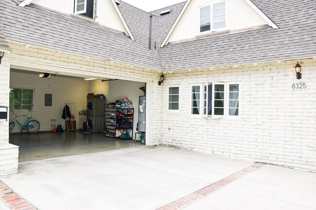 Building Photo - 8325 La Bajada Ave