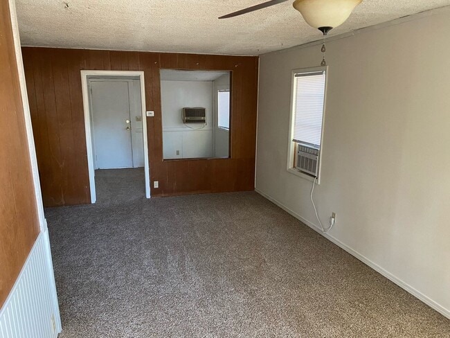 Building Photo - 1 bedroom 1 bath 900 sq ft home located in...