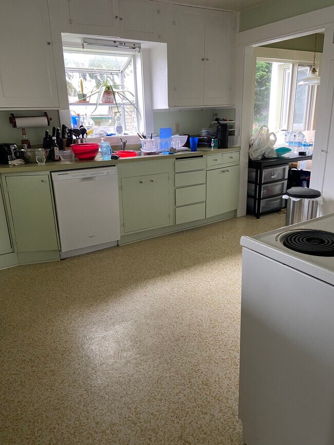 kitchen - 1710 Colby Ave