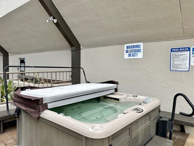 Building Photo - 1 Bedroom / 1 Bathroom / 1 Parking – Recently Renovated