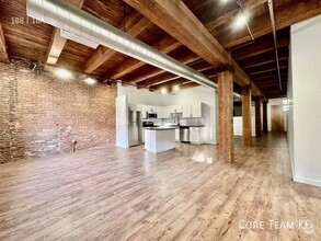 Building Photo - True Loft in River Market!