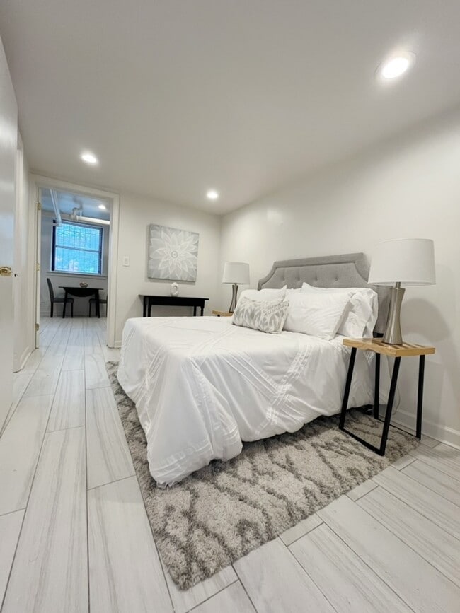 Building Photo - 3604 W Dickens Ave