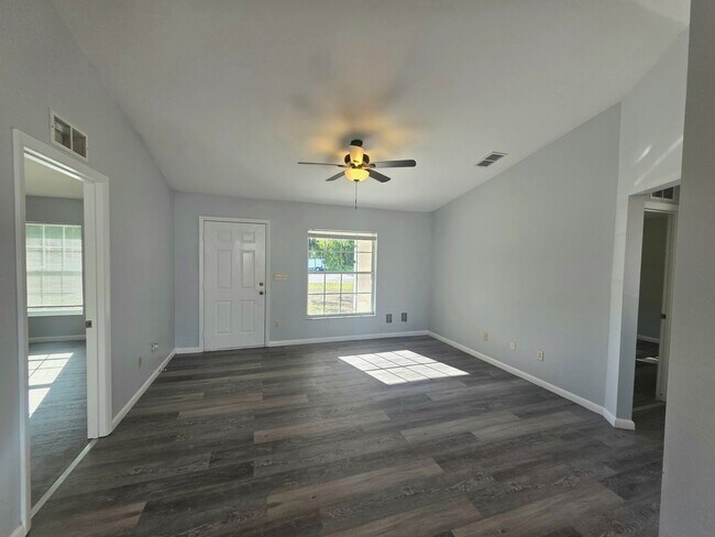 Building Photo - 7 Dogwood Ct