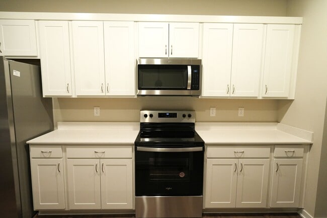 Building Photo - Available April 1st!! Townhome!! Near to I...