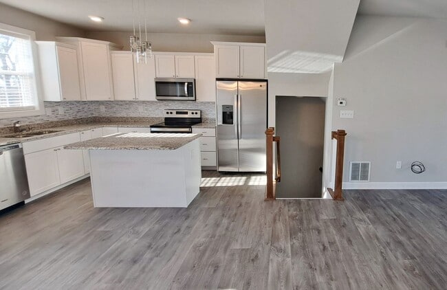 Building Photo - 4 Bed / 2-1/2 Bath Single Family Townhome w/1-Car Garage