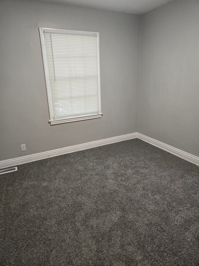 Building Photo - LEASING SPECIAL - MOVE IN BY 1/1/2026 AND RECEIVE 2ND MONTH OF RENT FREE 2BR/1BA House recently r...