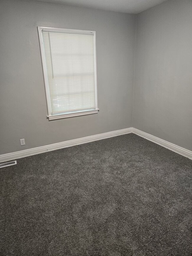 Building Photo - LEASING SPECIAL MOVE IN BY 1/1/2026 ** 1/2 price Security Deposit and 2nd month free