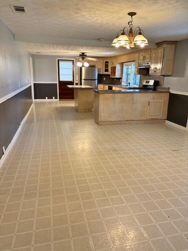 Building Photo - 3 Bedroom, 2 Bath home.