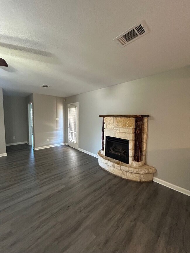 Building Photo - Spacious 4 bedroom China Spring Home
