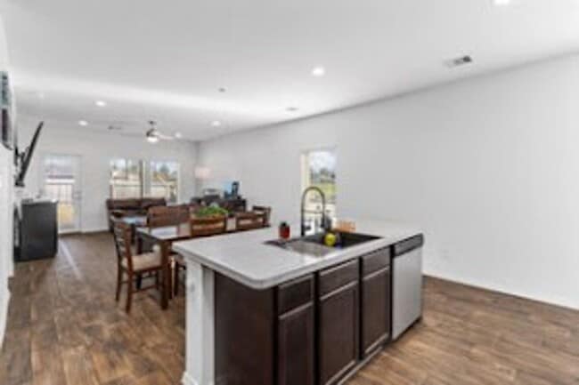 Building Photo - Peaceful & Convenient: Near 45, 99 & IAH!