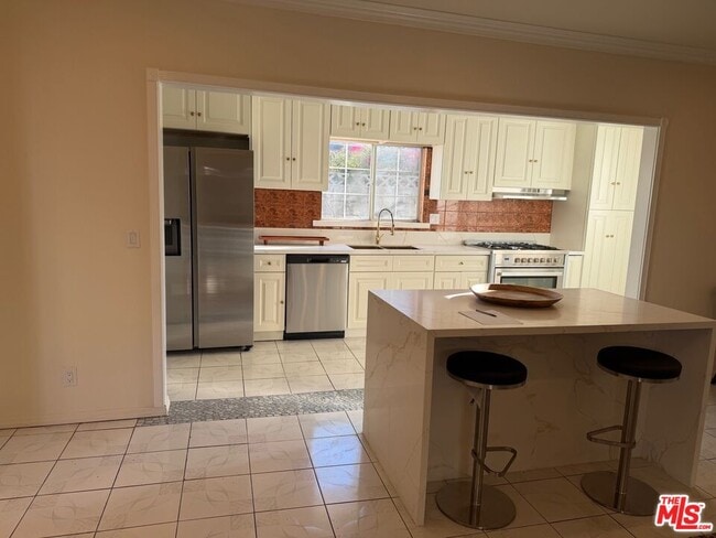 Building Photo - 1222 N Virgil Ave