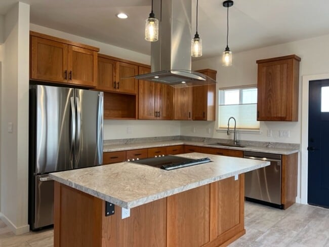 Building Photo - NEWER 3/2 Construction in Eureka! Beautifu...