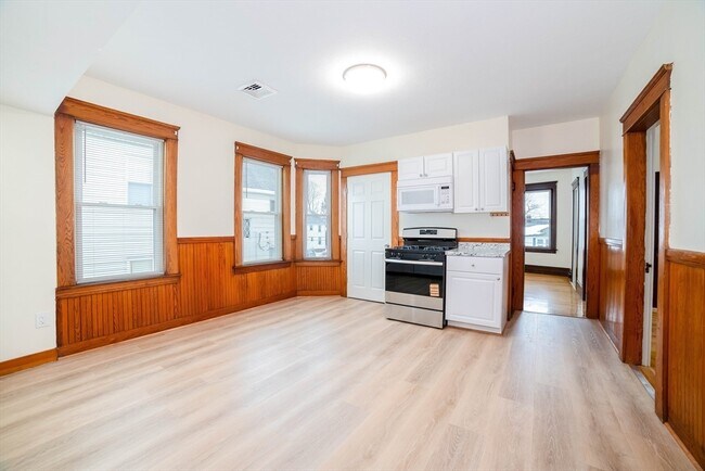 Building Photo - 82 Tower St