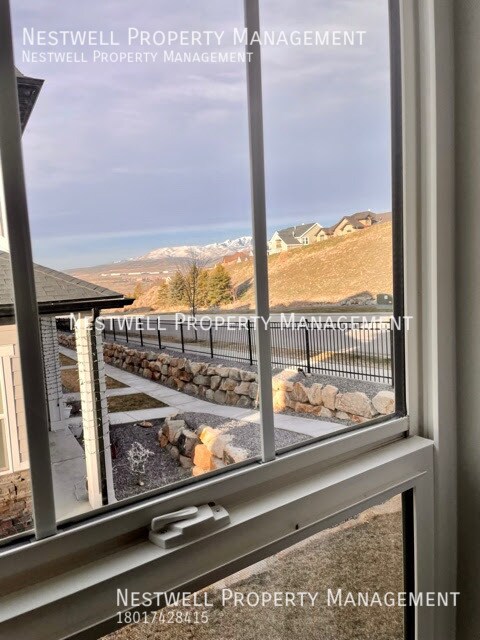 Building Photo - Amazing End-Row Townhome in Traverse Mountain