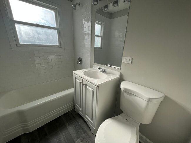 Building Photo - 1816 Kelly Ave