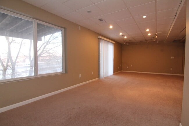 Building Photo - Beautifully Renovated Large 4 bedroom Dupl...