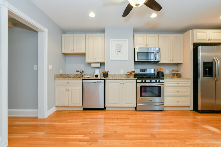 Primary Photo - 407 E 5th St