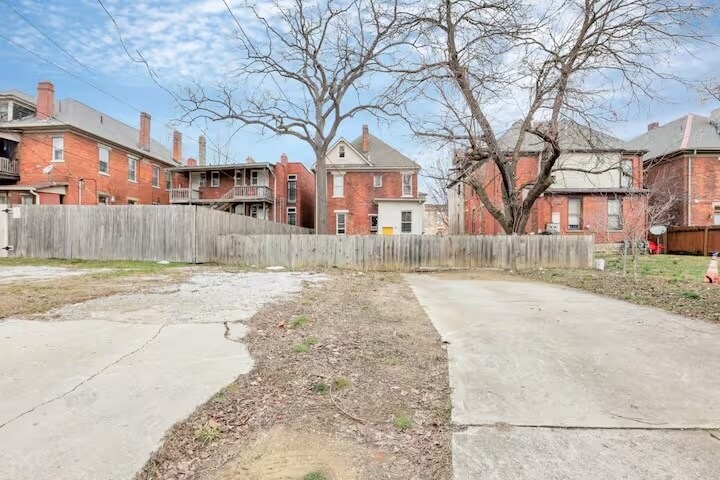 Building Photo - 839 Oak St