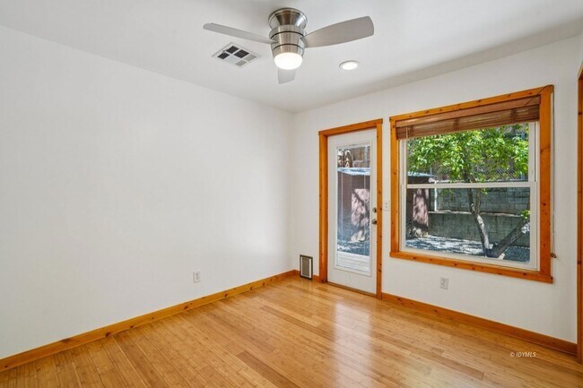Building Photo - 54025 Strawberry Valley Dr