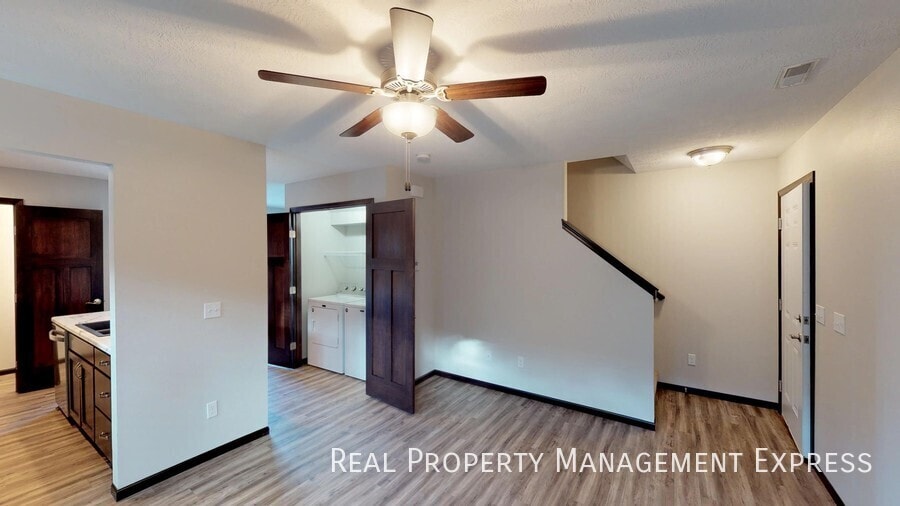 Building Photo - 3 Bedroom 1.5 Bathroom Townhome w/ Double Stall Attached Garage on the West side of Sioux Falls