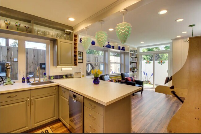 Building Photo - 6625 Amherst N St