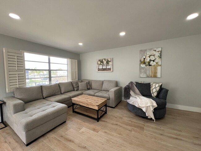 Building Photo - 698 Normandy Ln