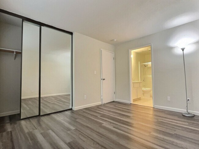 Building Photo - 1 Bed/1 Bath Updated Condo with Great Amen...