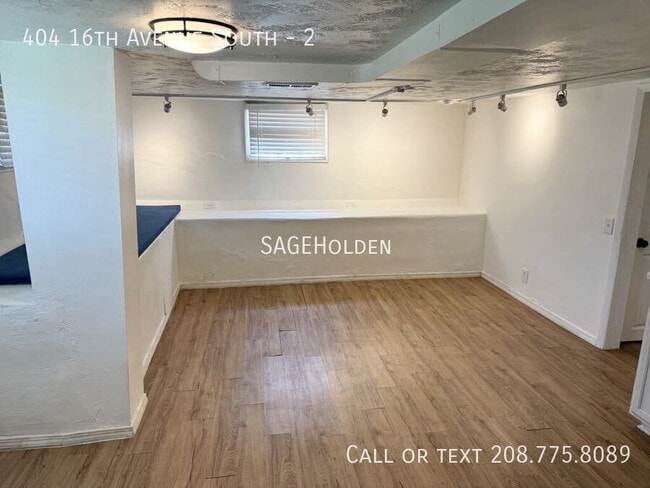 Building Photo - 404 16th Ave S