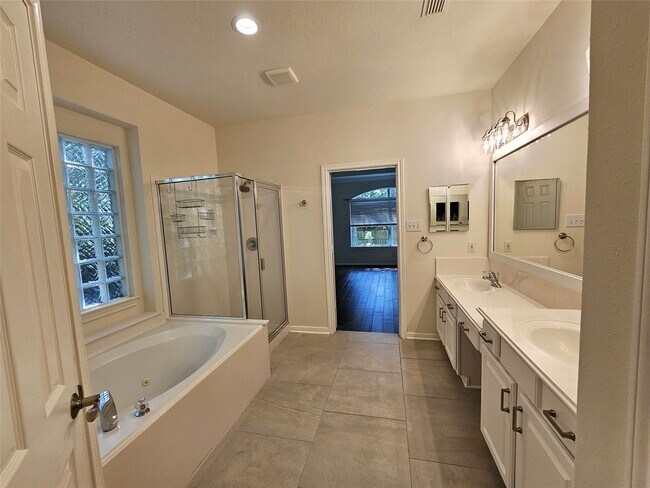 Building Photo - 98 W Knightsbridge Dr