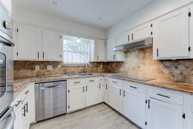Building Photo - 560 Landfall Ln