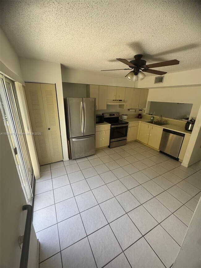 Building Photo - 8270 SW 149th Ct